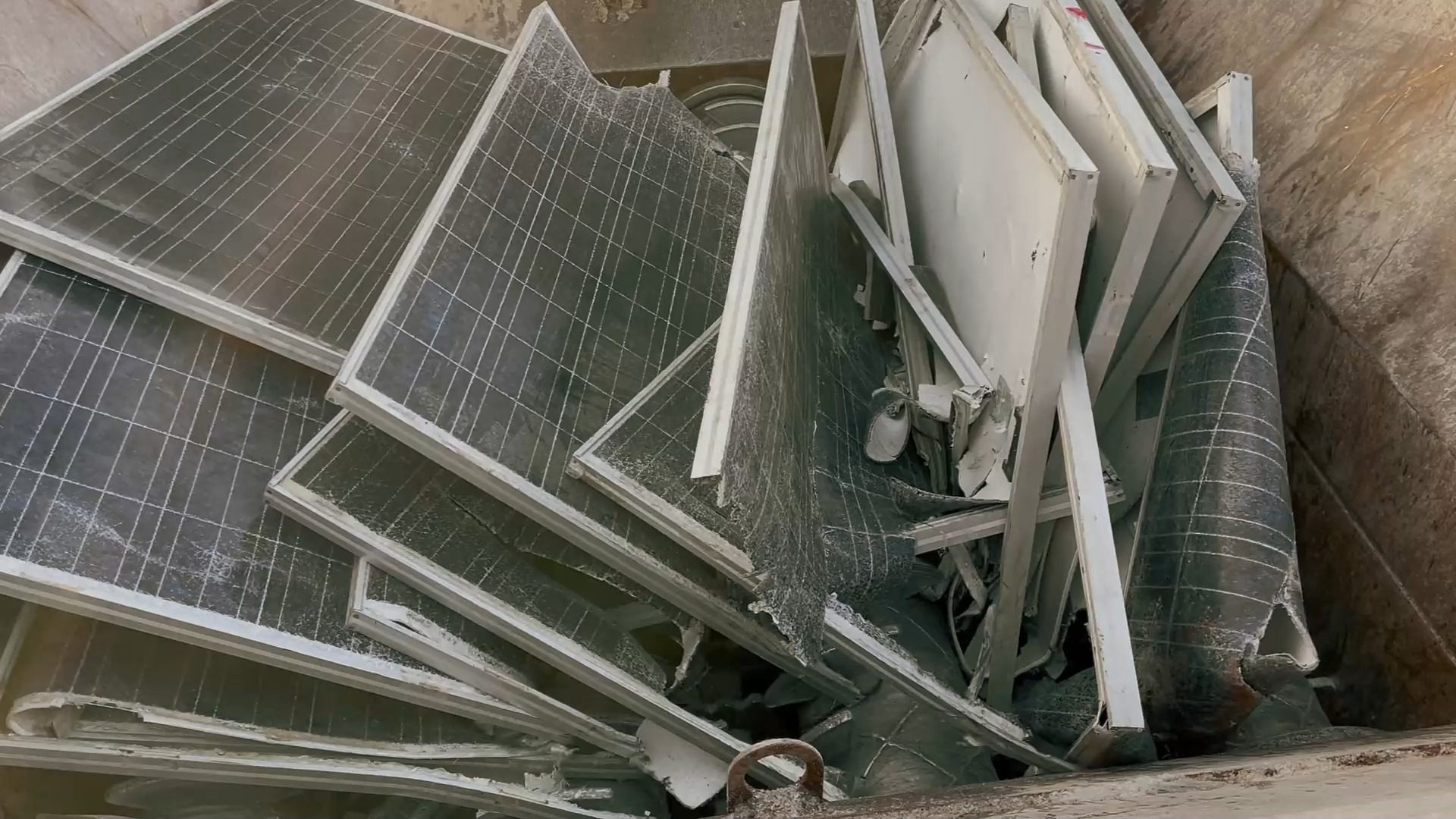 Ganze PV-Module mit Rahmen im Aufgabetrichter des Prall-Tec Schredders
